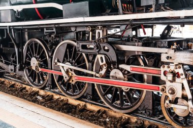 Eski bir buhar treni lokomotifinin tekerlekleri..