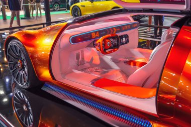 Turuncu Mercedes Yeni Görüş 1 - 11 model. Salon iç koltukları ve direksiyon kontrol paneli Tayland, Bangkok 07 Nisan 2024.