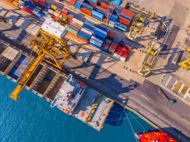 Limandaki kargo gemilerinin ve konteynırların hava görüntüsü, özel vinçlerle yükleme ve boşaltma..