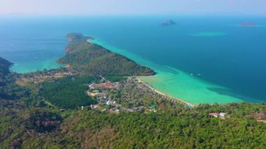 Adaların yukarısındaki tatil beldeleri ve tekneleri ve gemileri olan tropik tatil beldelerinin plajlarında otel evleri olan yerleşim yerleri..