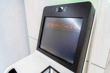 Boş ekran ile çağdaş havaalanı terminalinin kalkış alanındaki kontrol gişesi kayıt uçuşları için kendi kendine hizmet veren elektronik kioskların boş LCD ekranlarının şablonlarını taklit et