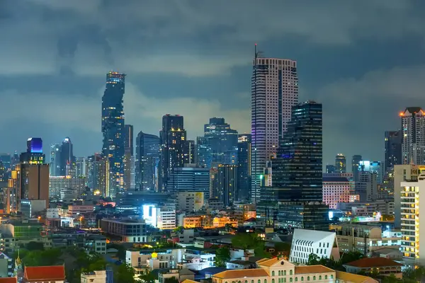 曼谷的城市景观 黄昏时分曼谷商业区的夜景 — 图库照片