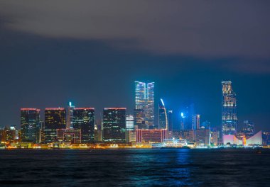Victoria Limanı 'ndan Hong Kong' un gece yerleşim bölgesi görüntüsü.