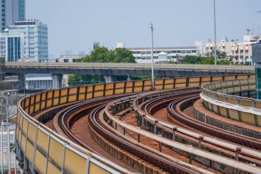 Şehir içindeki metro yolundan destek kuvvet ile dönün..