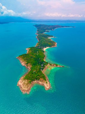 Koh Samet Adası, turkuaz renkli okyanus ve tropikal plaj kayaları üzerindeki hava aracı görüntüsü..