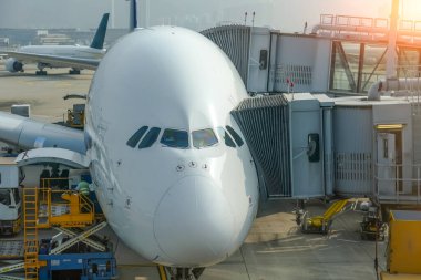 Büyük uçak jeti Jet Köprüsü üzerinden terminale bağlandı.