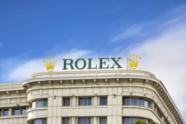 Bükreş, Romanya - Mart 2022. Rolex 'in dükkanındaki Rolex logosu. Rolex İsviçreli lüks bir saat tamircisidir.