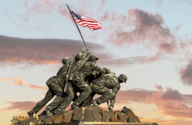 Wash DC, ABD 'de Iwo Jima Memorial. 1775 'ten beri ülkelerini savunurken ölen Birleşik Devletler Deniz Kuvvetleri' nin tüm personeline adanmış bir anma töreni..
