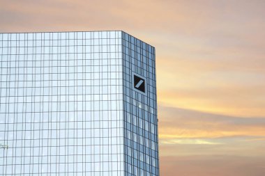 FRANKFURT, GERMANY 2019: DEUTSCHE Bank logosu, Almanya. Deutsche Bank AG merkezi Frankfurt 'ta bulunan bir Alman küresel bankacılık ve finans hizmetleri şirketidir.