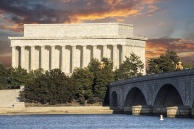 Lincoln Anıtı ve Arlington Anıt Köprüsü Potomac Nehri üzerinden Washington DC 'ye kadar uzanır.