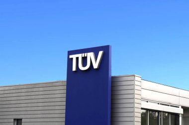 Forchheim, Almanya: TV 'nin araç denetim noktası. TV, dünyanın önde gelen test hizmeti sağlayıcılarından biridir..