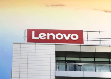 Bükreş, Romanya Haziran 2022: Lenovo 'nun Lenovo' daki işareti. Lenovo Çin 'in Pekin şehrinde merkezi olan bir Çin teknoloji şirketi..