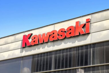 Bükreş, Romanya Haziran 2022: Kawasaki motosiklet logosu. Kawasaki motorsikletleri Kawasaki Heavy Industries tarafından üretilir.