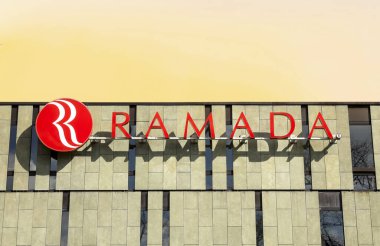 Nurnberg, Almanya, Aug 2019: Ramada Hotel, Ramada, Wyndham Worldwide şirketinin bir parçasıdır. Dünyada 900 'den fazla Ramada oteli var.