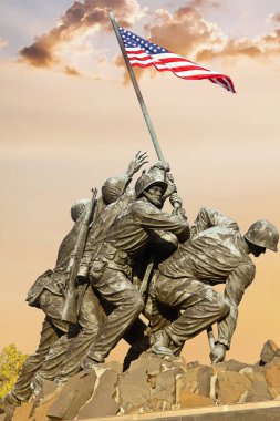Wash DC, ABD 'de Iwo Jima Memorial. 1775 'ten beri ülkelerini savunurken ölen Birleşik Devletler Deniz Kuvvetleri' nin tüm personeline adanmış bir anma töreni..