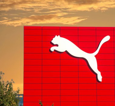 Herzogenaurach, Almanya: Bir cephede Puma logosu. Puma, Almanya 'nın başkenti Bavyera' da spor ayakkabıları ve spor ayakkabıları üreten büyük bir Alman çokuluslu şirketidir.