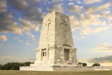 Türkiye 'nin Çanakkale kentindeki Gelibolu Savaş Alanında Yalnız Çam Çamı ANZAC Anıtı