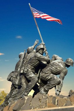 Wash DC, ABD 'deki Iwo Jima Memorial Hastanesi. 1775 'ten beri ülkelerini savunurken ölen Birleşik Devletler Deniz Kuvvetleri' nin tüm personeline adanmış bir anma töreni..