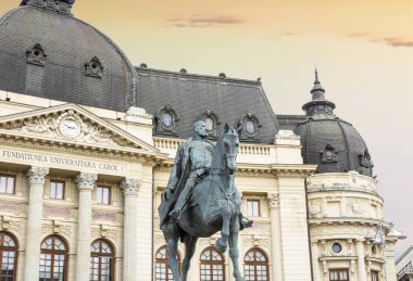 Bükreş, Romanya: Kral I. Carol 'un heykeli Ulusal Kütüphane binası önünde Bükreş, Calea Victoriei' de.