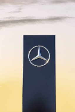 Schwabach, Alman otomobil satıcısı Mercedes-Benz. Mercedes-Benz, Alman otomobil üreticisi..