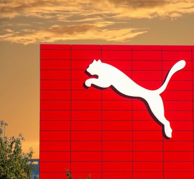 Herzogenaurach, Almanya: Bir cephede Puma logosu. Puma, Almanya 'nın başkenti Bavyera' da spor ayakkabıları ve spor ayakkabıları üreten büyük bir Alman çokuluslu şirketidir.