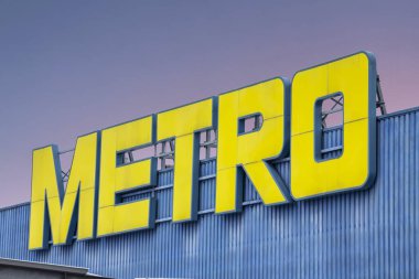 Bükreş, Romanya Ağustos 2022: METRO Cash and Carry Center. METRO CC toptan mağaza tabelaları