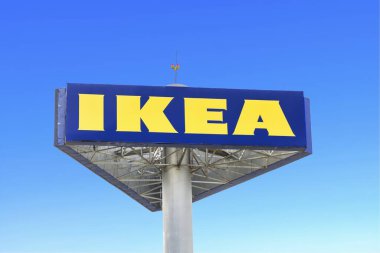 Romanya - 8 Mayıs 2022: Bükreş 'teki bir depoda IKEA şubesi. IKEA, mobilya, mutfak ve aksesuarlar tasarlayan ve satan İsveç merkezli çokuluslu bir gruptur.