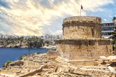Antalya 'nın tarihi kent merkezine bağlı Hidirlik Kulesi