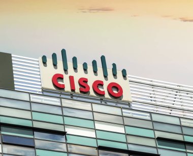 Bükreş, Romanya - 2 Ağustos 2022: Silikon Vadisi 'ndeki Cisco Tesisi. Cisco Systems, Inc. bilgisayar ağı ekipmanları üreten ve satan bir Amerikan şirketidir..