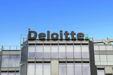 Bükreş, Romanya - Aug 2022: Bükreş 'te ulusal ofis binasında Deloitte tabelası görülüyor. Deloitte Touche Tohmatsu (Deloitte Touche Tohmatsu Limited), İngiliz profesyonel hizmet ağı.
