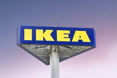 Romanya - 8 Mayıs 2022: Bükreş 'teki bir depoda IKEA şubesi. IKEA, mobilya, mutfak ve aksesuarlar tasarlayan ve satan İsveç merkezli çokuluslu bir gruptur.