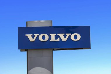 Mavi gökyüzüne karşı Volvo bayilik tabelası var, değil mi? Volvo, İsveçli çok uluslu otomobil üreticisi bir şirket.