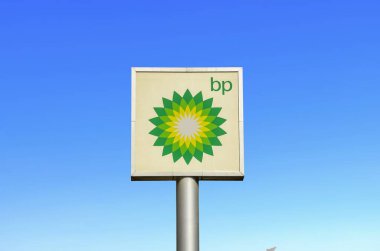 Ankara, Türkiye: BP - İngiliz Petrol İstasyonu logosu mavi gökyüzünde. British Petroleum, İngiliz çok uluslu petrol ve doğalgaz şirketi.