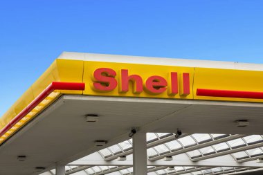 Ankara, Türkiye Ağustos 2022: Mavi gökyüzüne karşı kabuk işareti. Shell, merkezi Hollanda 'da bulunan ve Birleşik Krallık' ta bulunan çok uluslu bir İngiliz petrol ve gaz şirketidir.