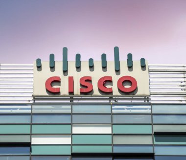 Bükreş, Romanya - 2 Ağustos 2022: Silikon Vadisi 'ndeki Cisco Tesisi. Cisco Systems, Inc. bilgisayar ağı ekipmanları üreten ve satan bir Amerikan şirketidir..