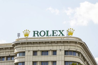 Bükreş, Romanya - Mart 2022. Rolex 'in dükkanındaki Rolex logosu. Rolex İsviçreli lüks bir saat tamircisidir.