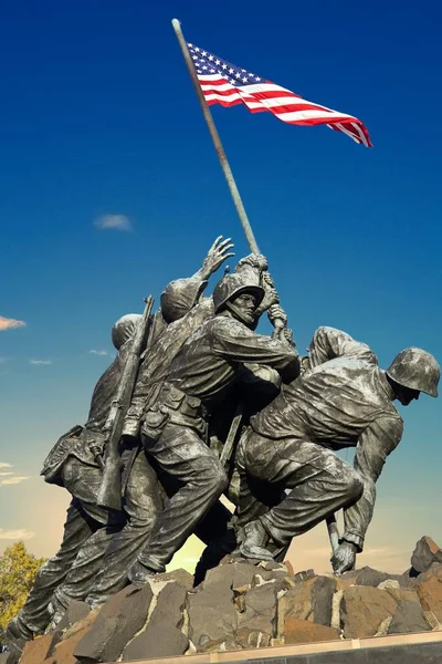 Wash DC, ABD 'de Iwo Jima Memorial. 1775 'ten beri ülkelerini savunurken ölen Birleşik Devletler Deniz Kuvvetleri' nin tüm personeline adanmış bir anma töreni..