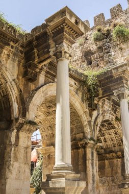 Antalya, Türkiye, Temmuz 2022: Antalya 'daki Hadrian Kapısı manzarası