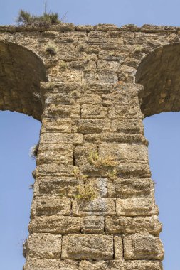 Aspendos 'ta su kemeri. Hindi. Mahvoldum. Aspendos 'a su sağlayan antik bir Roma su kemeri. Kemerli yapı.