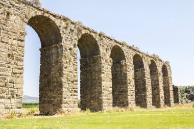 Aspendos 'ta su kemeri. Hindi. Mahvoldum. Aspendos 'a su sağlayan antik bir Roma su kemeri. Kemerli yapı.