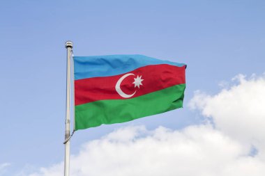Azerbaycan bayrağı mavi gökyüzünde izole edilmiştir.