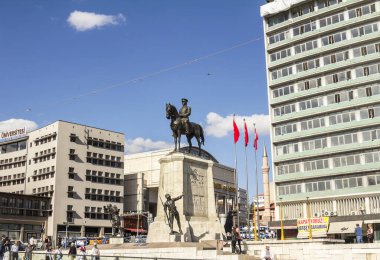 Ankara-Türkiye, Temmuz 2022: Ankara 'nın en popüler seyahat beldelerinden biri olan Zafer Aniti Zafer Anıtı. Ankara 'daki Ulus meydanında Mustafa Kemal Atatürk heykeli, Türk halkı