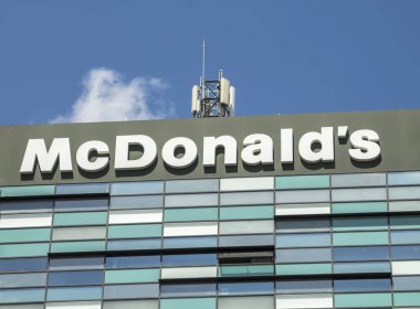 Bükreş, Romanya - Ağustos, 2022. McDonald 's restoran tabelası. McDonald 's bir Amerikan fast food şirketi..