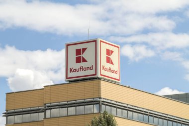 Bükreş, Romanya - 3 Ağustos 2022: Kaufland mağazasının logosu. Kaufland, Almanya 'nın uluslararası hipermarket zinciri..