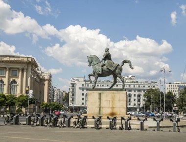 Bükreş, Romanya Haziran 2022: Kral I. Carol 'un heykeli Bükreş, Calea Victoriei' de Ulusal Kütüphane binası önünde.