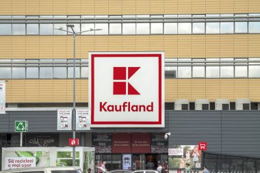 Bükreş, Romanya - 3 Ağustos 2022: Kaufland mağazasının logosu. Kaufland, Almanya 'nın uluslararası hipermarket zinciri..