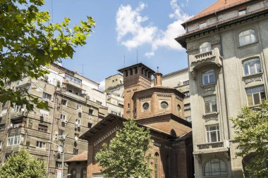 BUCHAREST, ROMANIA - Ağustos 2022: Romanya 'nın Bükreş kentindeki İtalyan En Kutsal Kurtarıcı Kilisesi. Kilise neo-gotik kırmızı tuğla yapı 1930 'da inşa edildi..