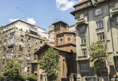 BUCHAREST, ROMANIA - Ağustos 2022: Romanya 'nın Bükreş kentindeki İtalyan En Kutsal Kurtarıcı Kilisesi. Kilise neo-gotik kırmızı tuğla yapı 1930 'da inşa edildi..