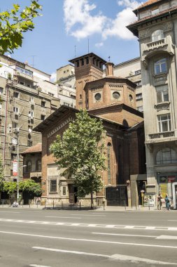 BUCHAREST, ROMANIA - Ağustos 2022: Romanya 'nın Bükreş kentindeki İtalyan En Kutsal Kurtarıcı Kilisesi. Kilise neo-gotik kırmızı tuğla yapı 1930 'da inşa edildi..
