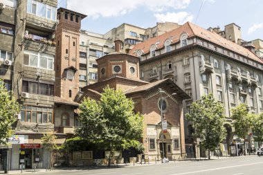 BUCHAREST, ROMANIA - Ağustos 2022: Romanya 'nın Bükreş kentindeki İtalyan En Kutsal Kurtarıcı Kilisesi. Kilise neo-gotik kırmızı tuğla yapı 1930 'da inşa edildi..
